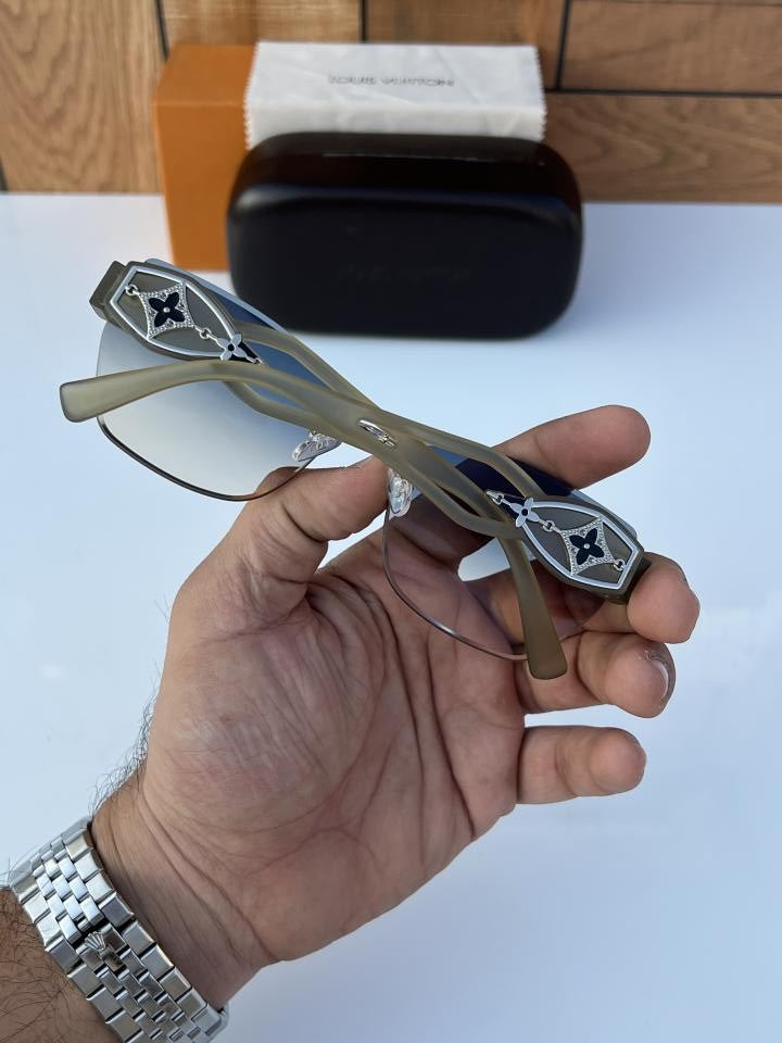 Loui_s_vuitt_on_58175_sea_green