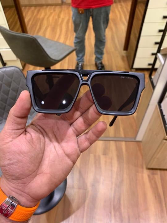 Loui_s_vuitt_on_1502_evidence_black