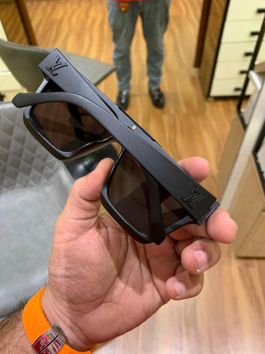 Loui_s_vuitt_on_1502_evidence_black