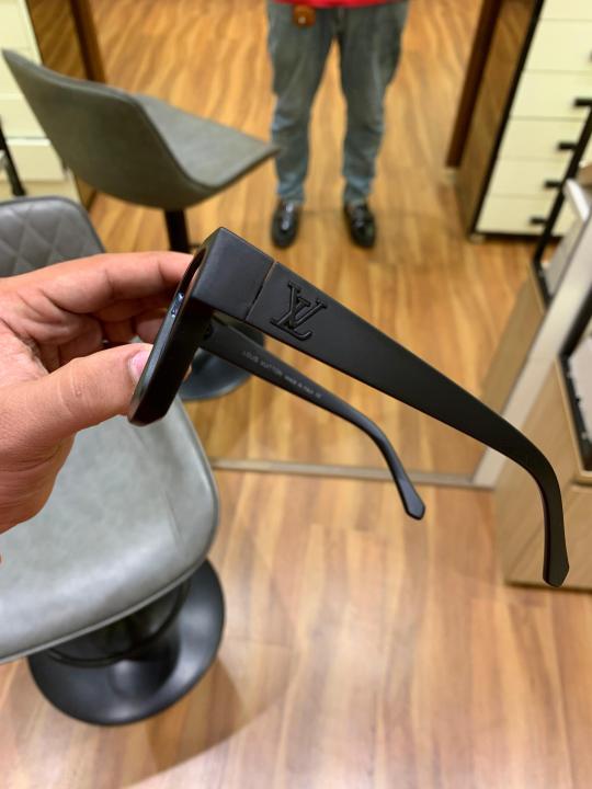 Loui_s_vuitt_on_1502_evidence_black