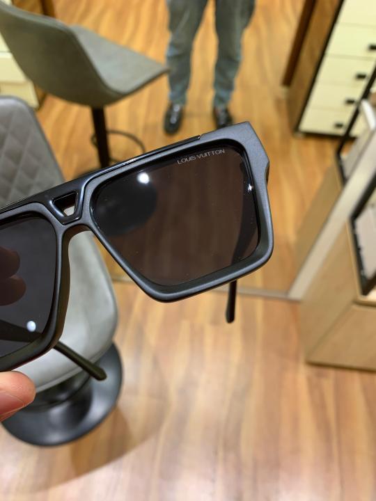 Loui_s_vuitt_on_1502_evidence_black