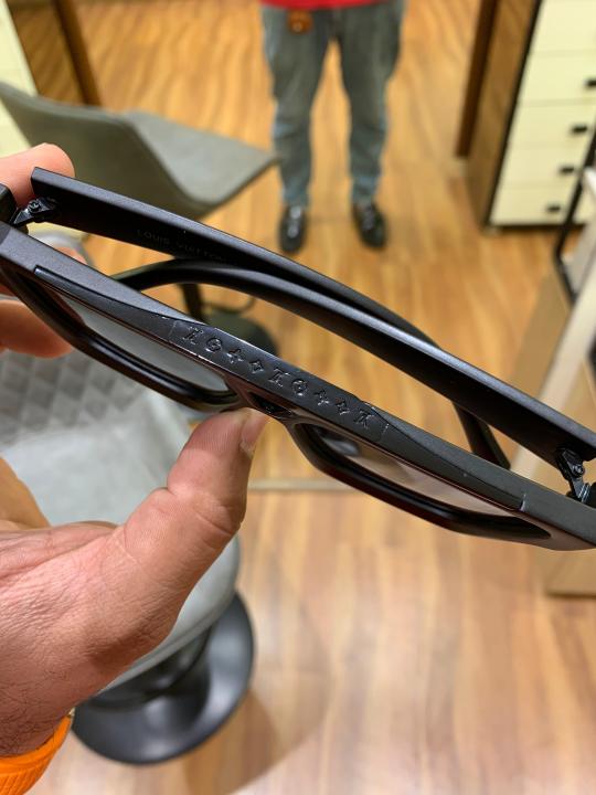 Loui_s_vuitt_on_1502_evidence_black