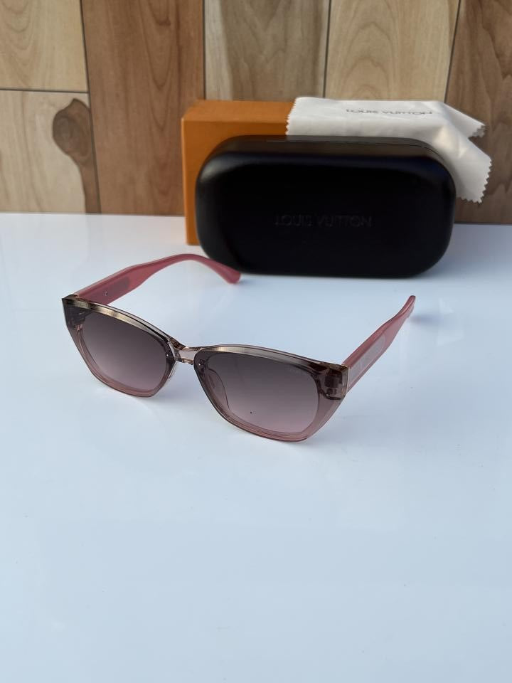 Lou_is_vuitt_on_2900_pink