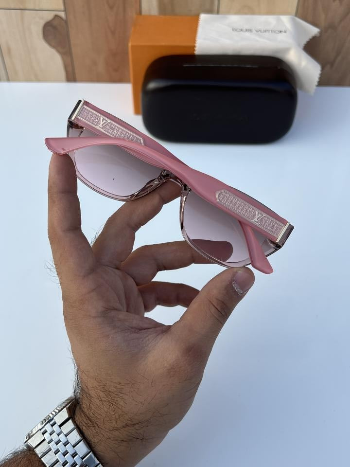 Lou_is_vuitt_on_2900_pink