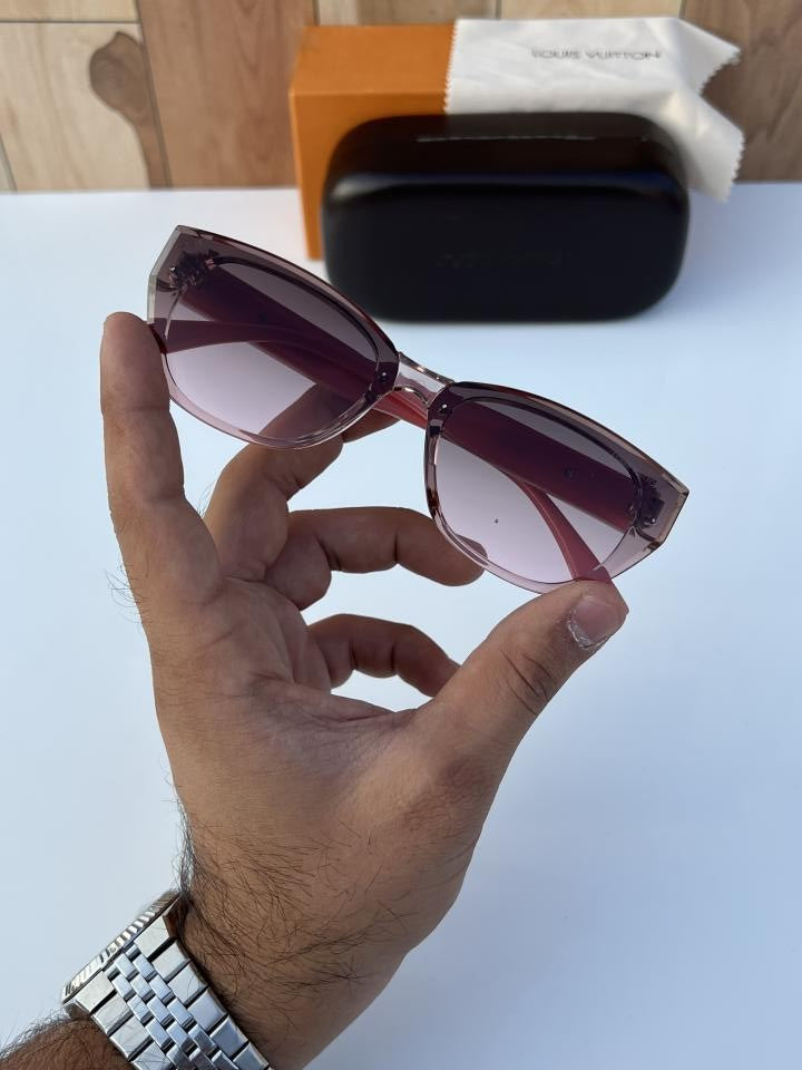 Lou_is_vuitt_on_2900_pink