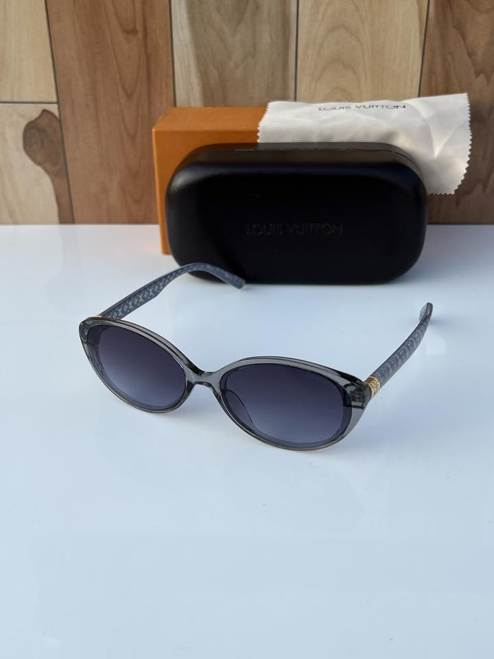 Lo_uis_vuitt_on_2877_grey