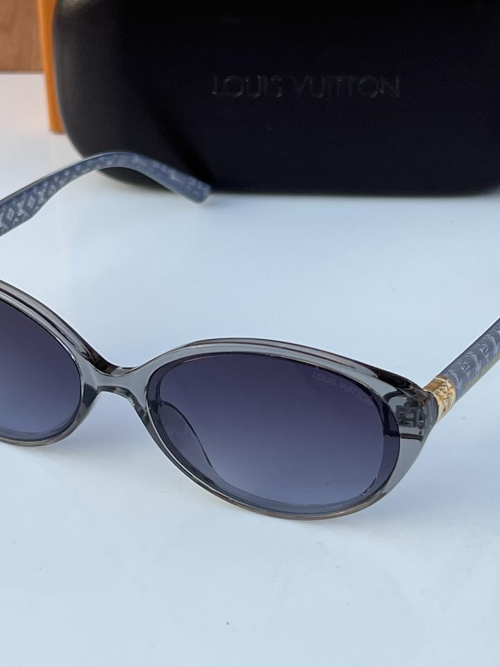 Lo_uis_vuitt_on_2877_grey