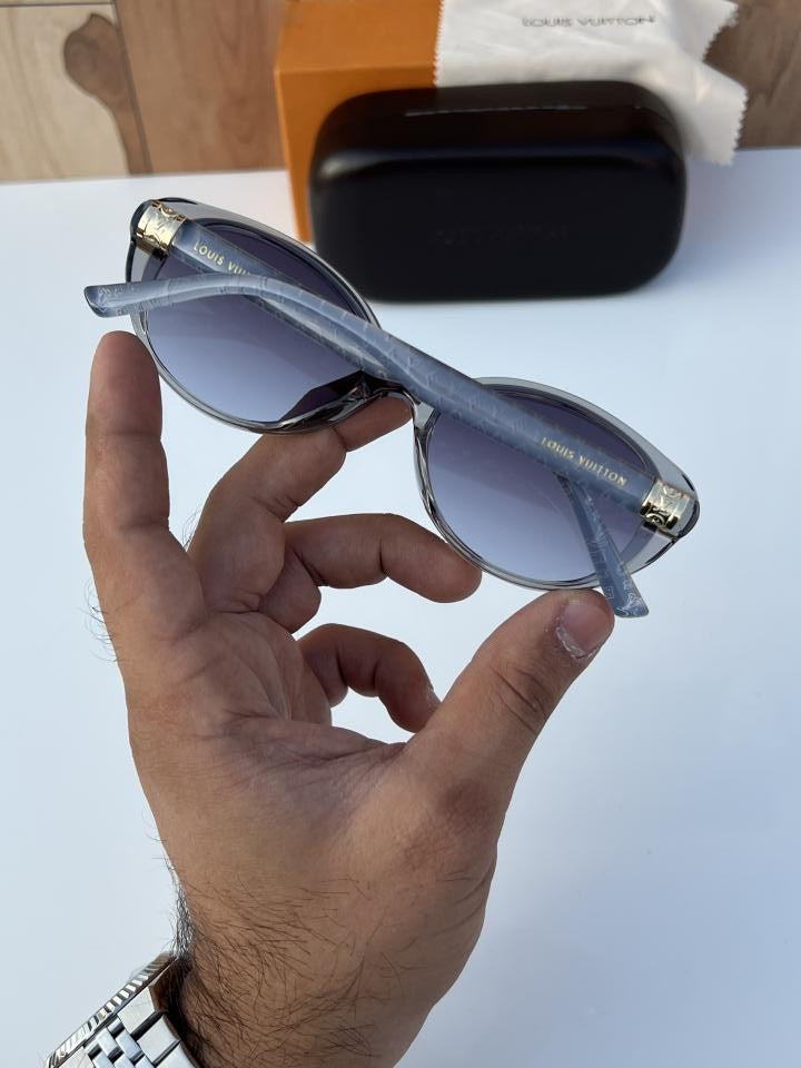 Lo_uis_vuitt_on_2877_grey