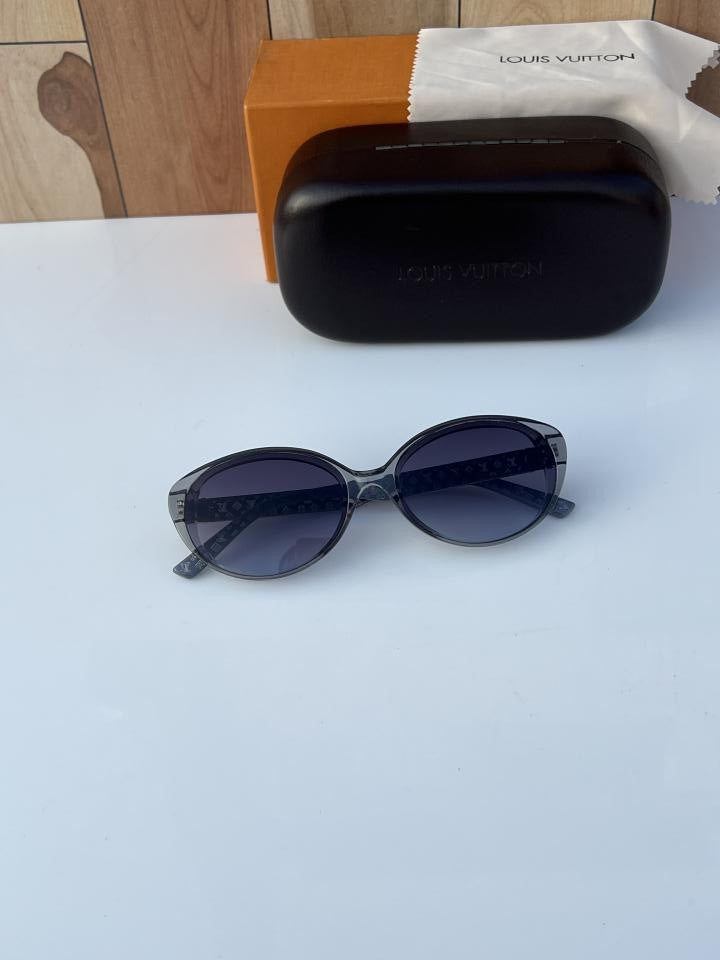 Lo_uis_vuitt_on_2877_grey