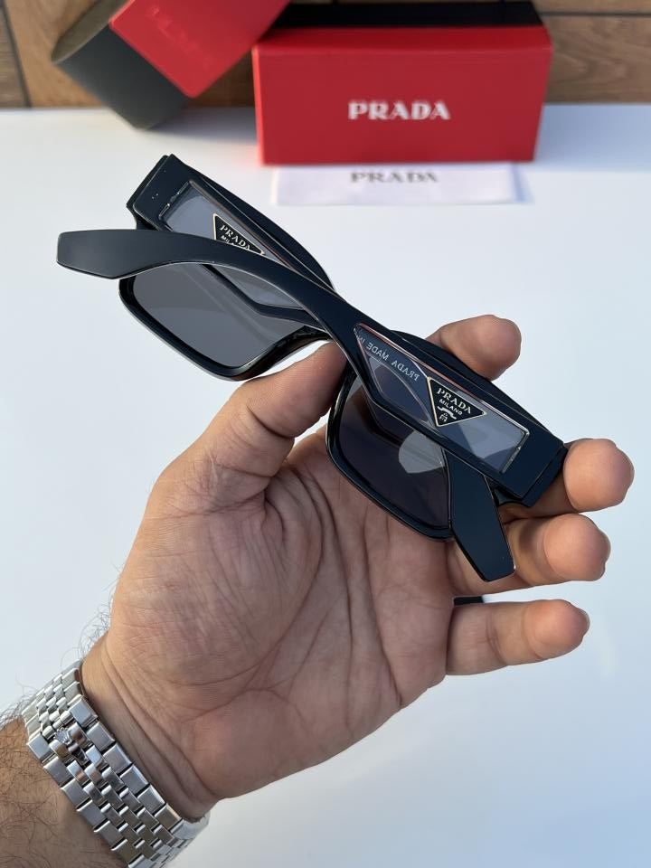 Pra_da_899_glossy_black